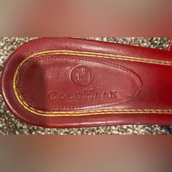 Cole Haan Women Sz 8B Red Leather Chain Accent T-strap Thong Kitten Heel Sandals - Picture 3 of 7